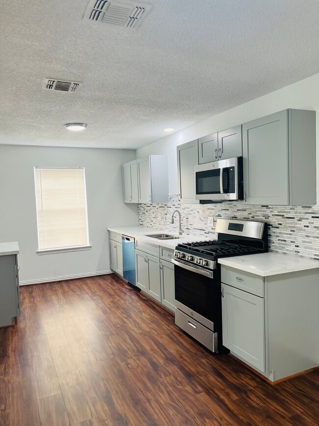 Building Photo - 1026 Fallbrook Dr