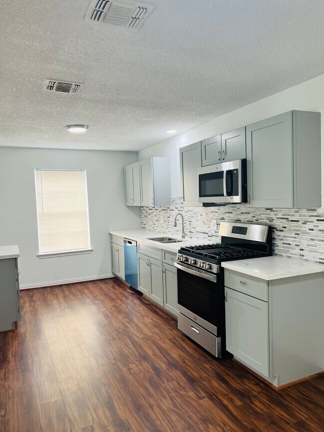 Foto del edificio - 1026 Fallbrook Dr