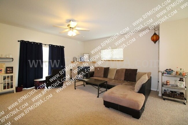 Building Photo - DMACC AREA!! 2 Bedroom, 2.5 Bath Townhome ...