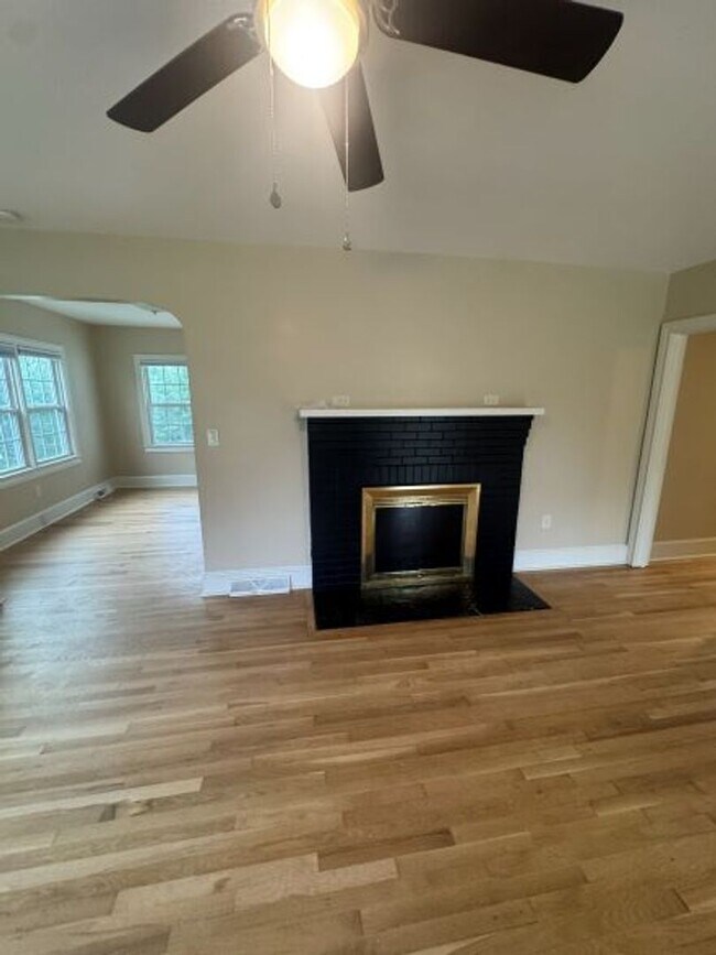 Foto del edificio - Charming Updated Arts & Crafts Bungalow in the Heart of Greer, SC