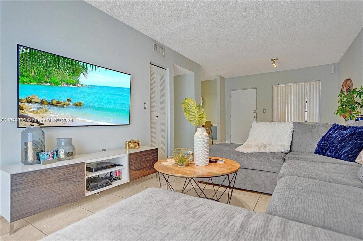Foto principal - 1490 W 42nd Pl