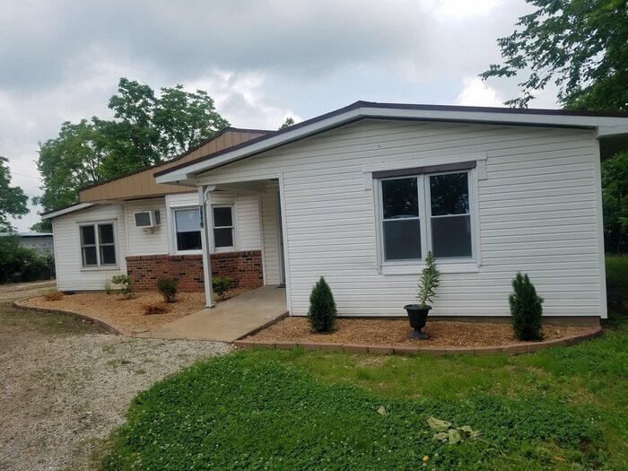 360 Spruce St, Bourbon, MO 65441 House Rental in Bourbon, MO