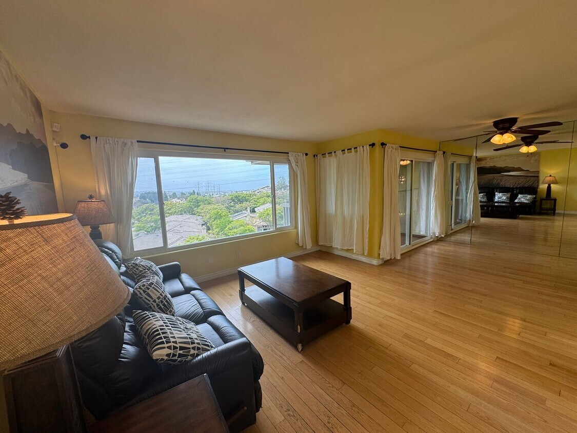 Foto principal - 3BD/2BA HOME w/ attached garage near USD/C...
