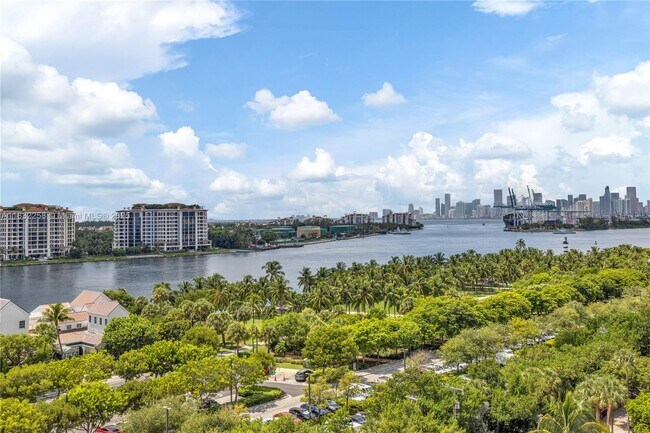 Foto del edificio - 100 South Pointe Dr