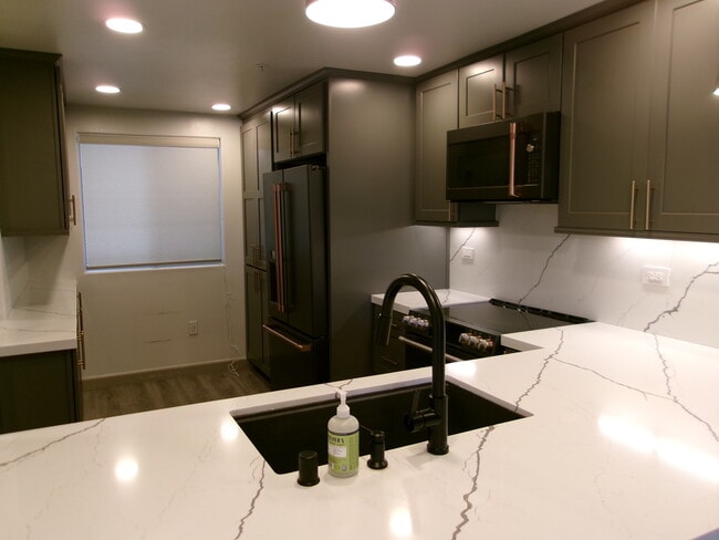 Building Photo - 2253 Martin