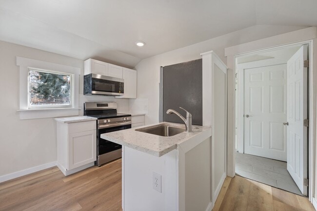 Building Photo - Beautiful Unit in the Heart of Bend!