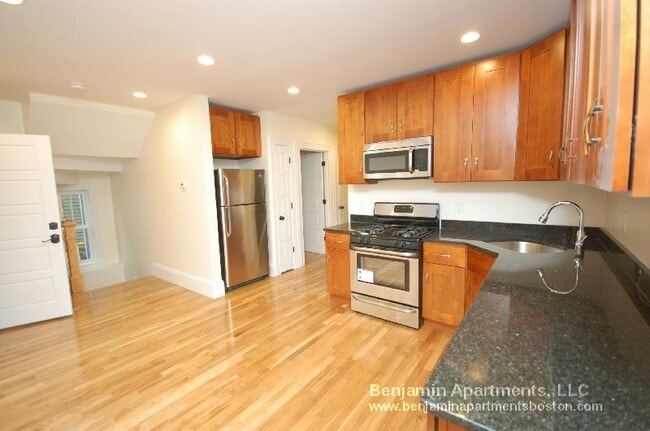 Building Photo - 84 Linden St