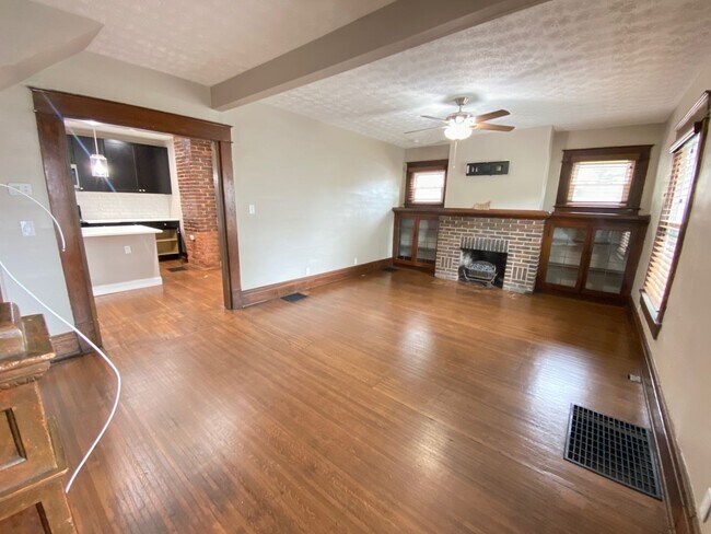 Foto del edificio - 165 E Tompkins St