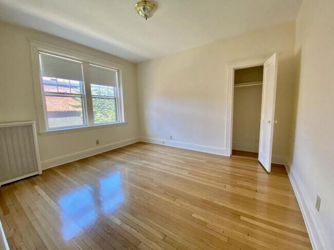 Foto del edificio - 4-Bed 2-Bath w/ H & HW Coolidge Corner