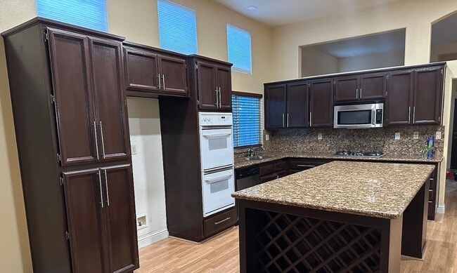 Building Photo - Adorable Home Available in Folsom!