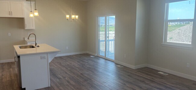 Foto del edificio - Brand New Townhome on Hilltop Haven