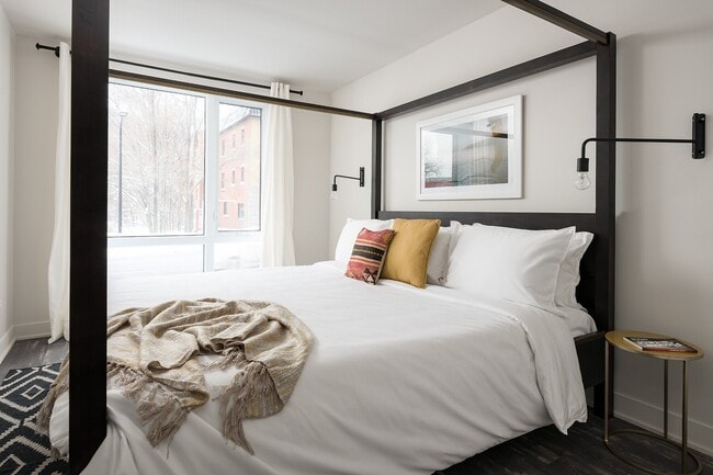 Building Photo - 2085 Av. Papineau