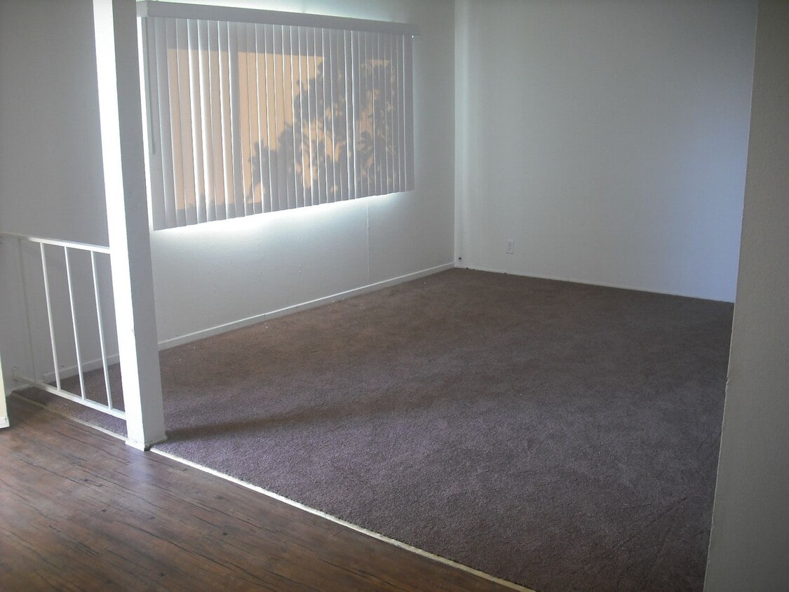 Building Photo - Enjoy living in this spacious single level...