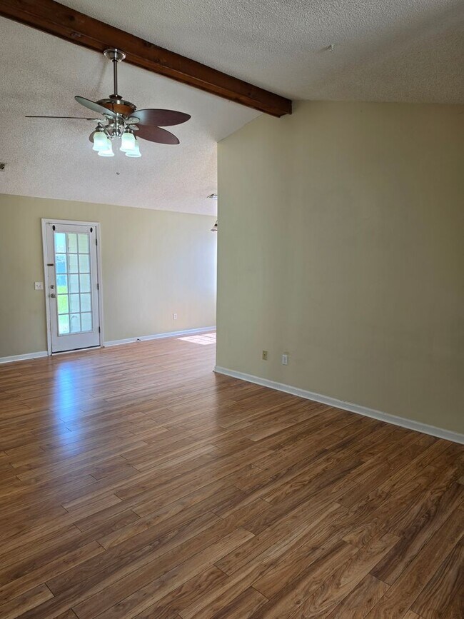 Foto del edificio - 620 Honey Ridge Ln