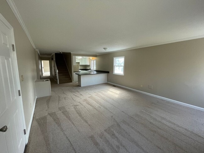 Building Photo - 744 Crescent Dr