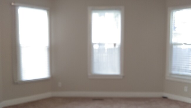 Building Photo - 105 Jessamine Ave W