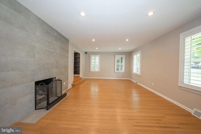 Foto del edificio - 327 Strathmore Rd