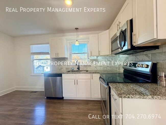 Building Photo - 903 Michigan St