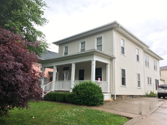 Frente - 14 Conewango Ave