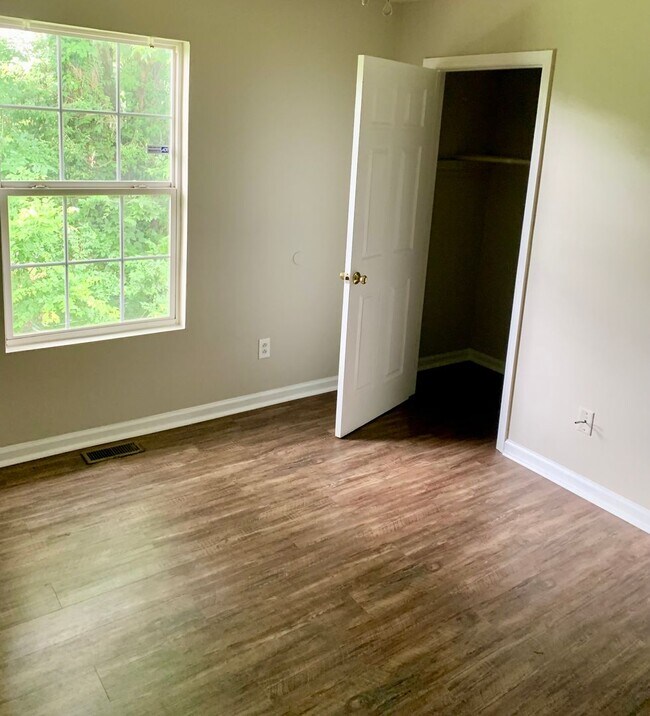 Building Photo - 3 bedroom 2 bath