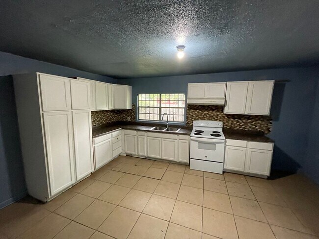 Building Photo - Huge, Remodeled Home