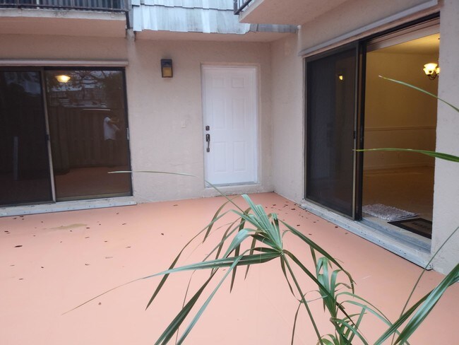 Foto del edificio - 4075 Palm Bay Cir