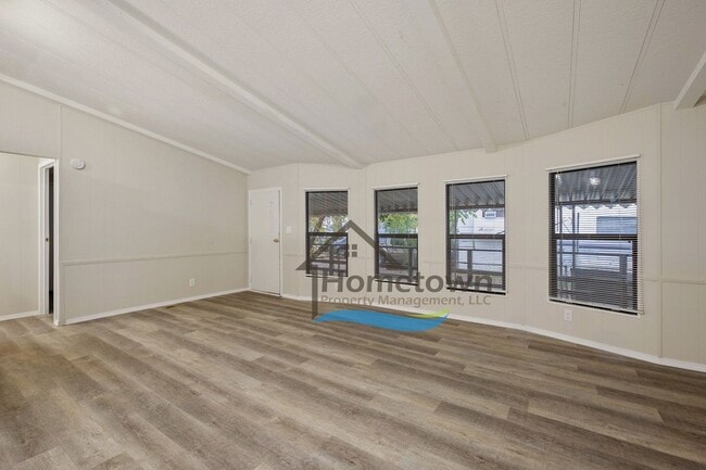 Building Photo - 3 Bedroom 2 Bathroom Home with Carport Available in Coeur d'Alene!