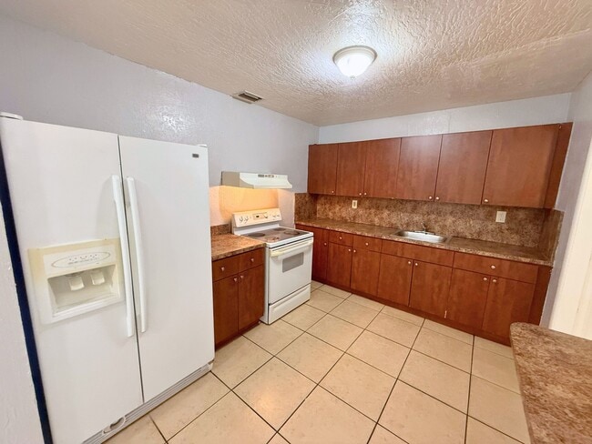 Building Photo - 930 NW 176th Terrace