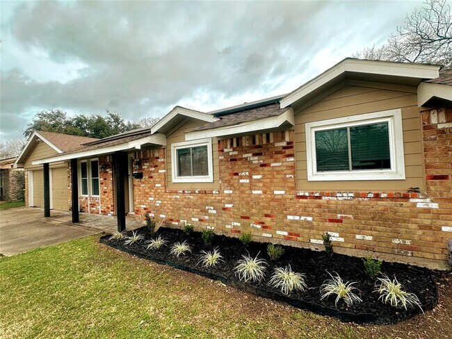 Building Photo - 2315 Willow Blvd