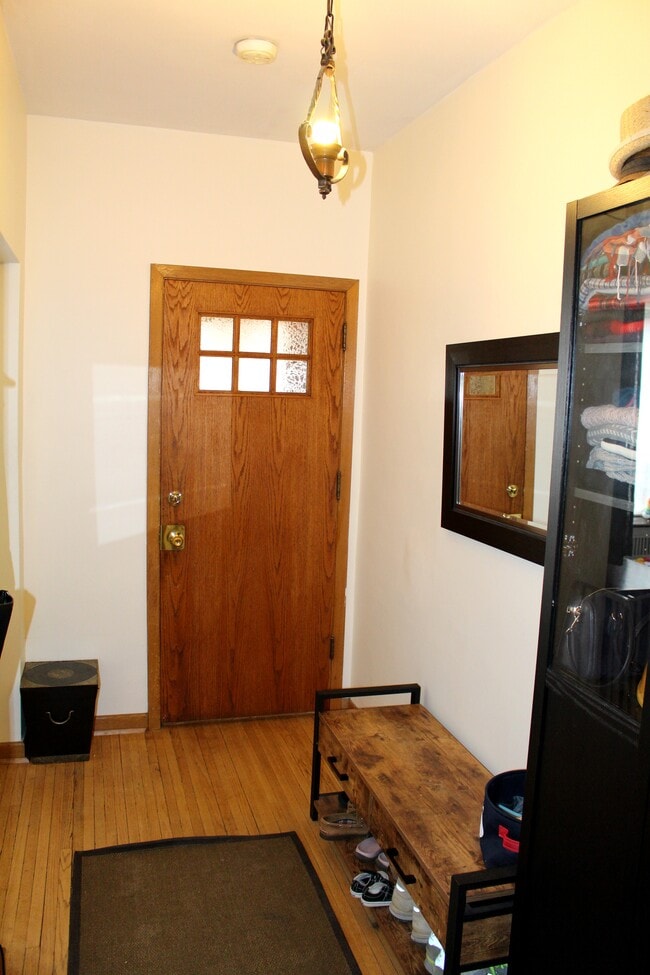 Private Foyer - 646 Annette St