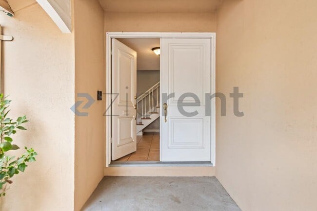 Building Photo - Unit