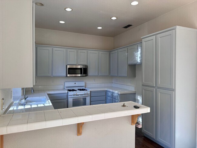 Foto del edificio - Gorgeous 3bd/2ba with 2 Car Garage in the ...