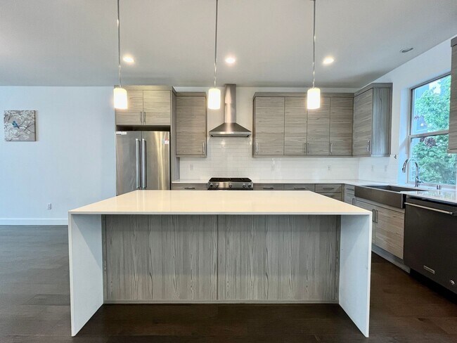 Building Photo - Spacious 4 Bed / 3 Bath Home with Stunning...