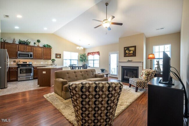 Building Photo - **3/2 Ranch Style Home with Fenced In Yard**