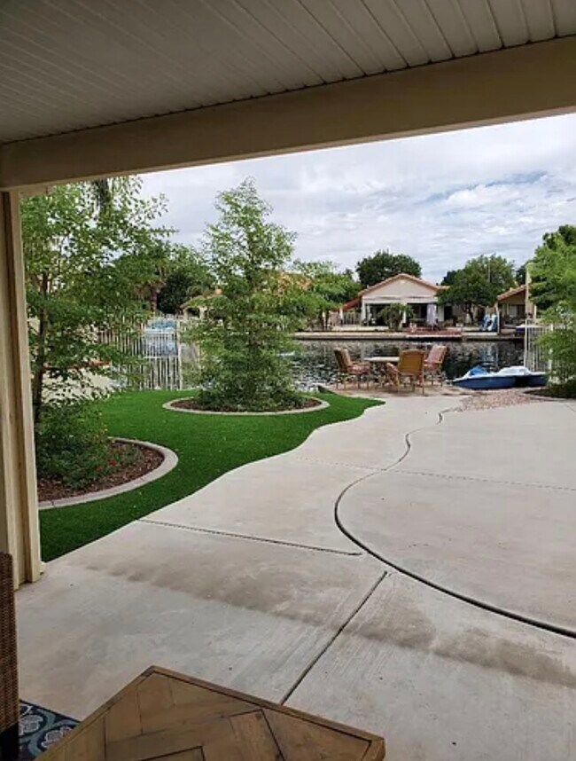 Foto del edificio - 10938 W Poinsettia Dr