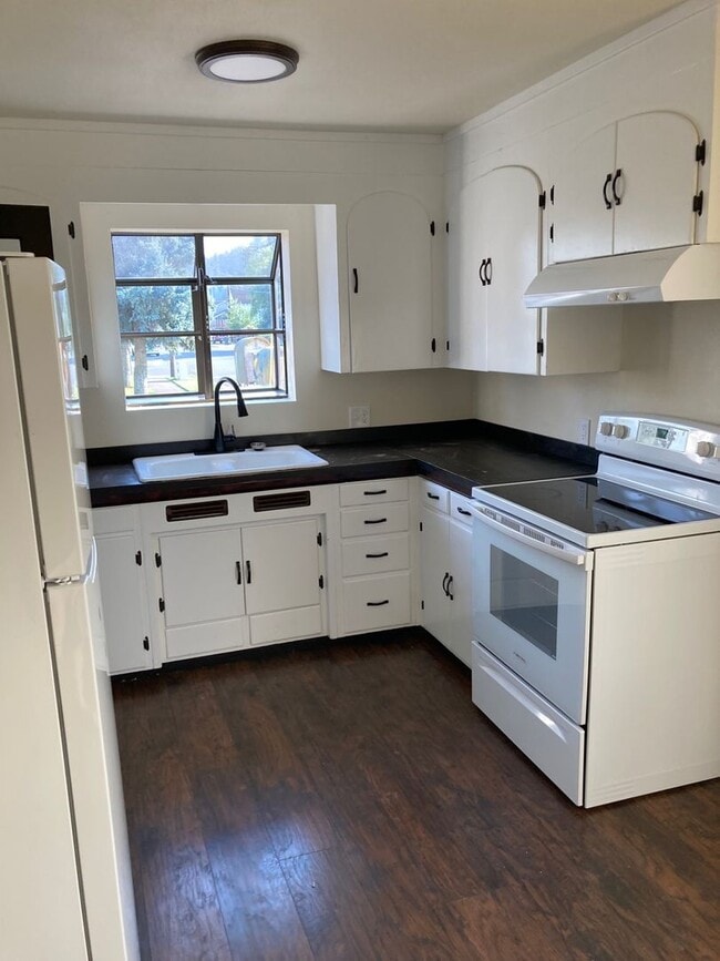 Building Photo - Spacious Multi-Level Apartment in the Hear...
