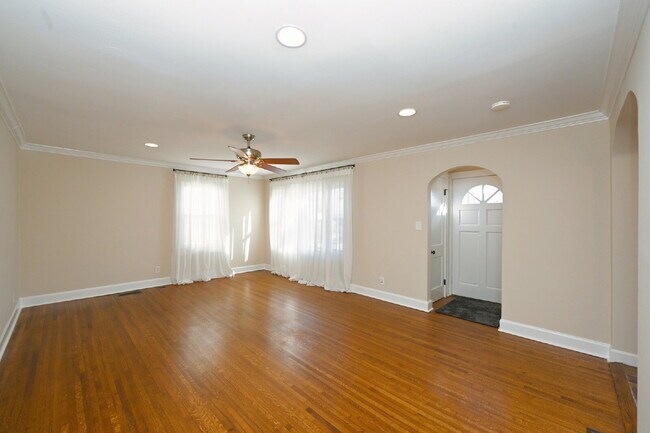 Foto del edificio - Sweet Cottage Charm with Updated Kitchen, Fenced Yard & Washer/Dryer Included