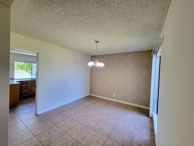 Building Photo - Spacious 4 Bedroom 2.5 Bath Townhouse With...