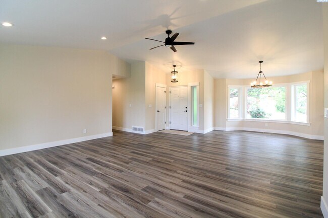Foto del edificio - 5 Bed/3 Bath House in Kennewick Canyon Lakes