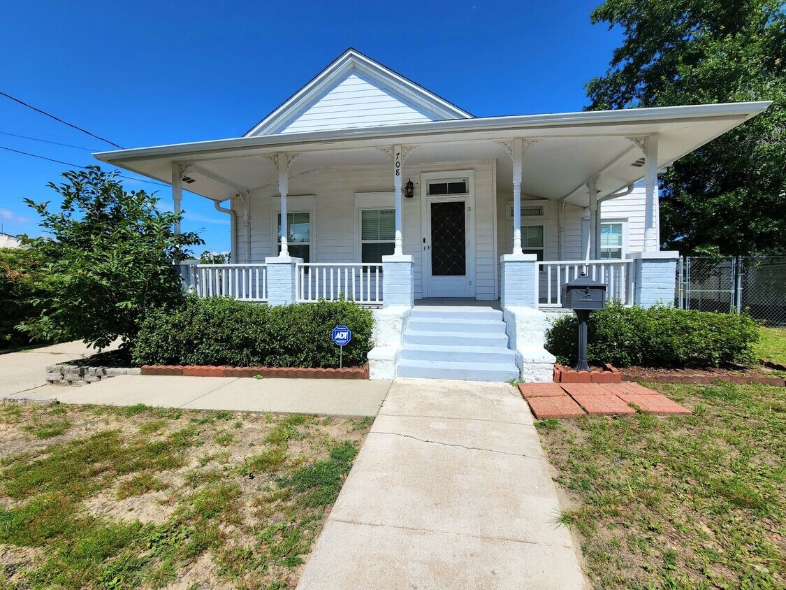 Primary Photo - This Beautiful 3/2 Home on the Edge of Dow...