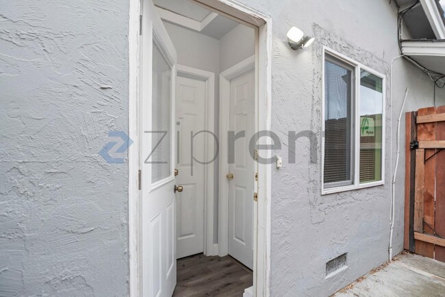 Building Photo - Unit 3