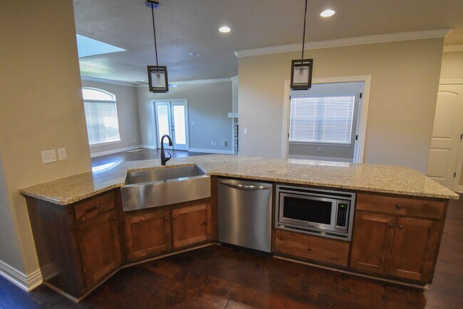 Foto del edificio - STUNNING 4 Bedroom, 2.5 Bathroom, 2 Car Garage In Fayetteville, AR