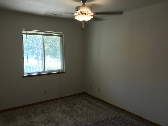 Building Photo - 258 Hyland Ave