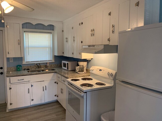 Foto del edificio - Two Blocks to the Beach - Two-Bedroom, One...