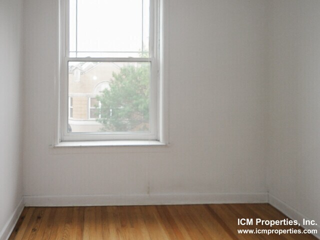Building Photo - 3054 N Greenview Ave
