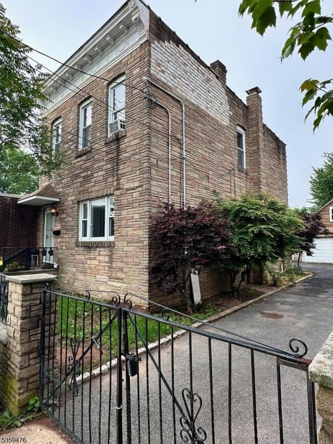Building Photo - 1620 S Wood Ave