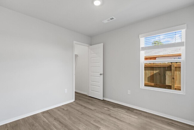 Foto del edificio - 6608 NW Vandergriff St