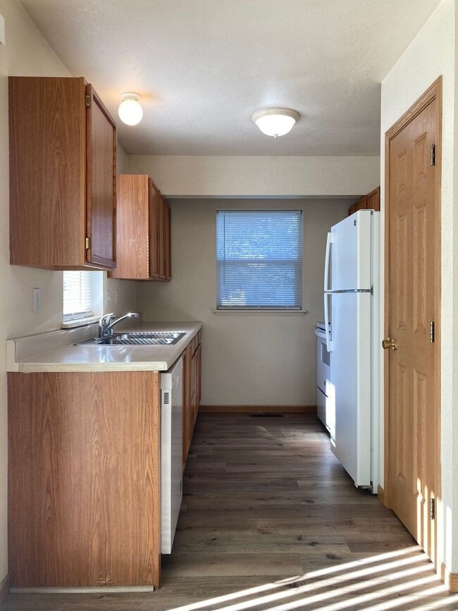 Building Photo - Bright & Convenient Townhouse Living!