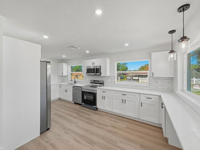 Building Photo - Spacious and Updated Home in Tampa! Move-in Ready | 2bed-1bath