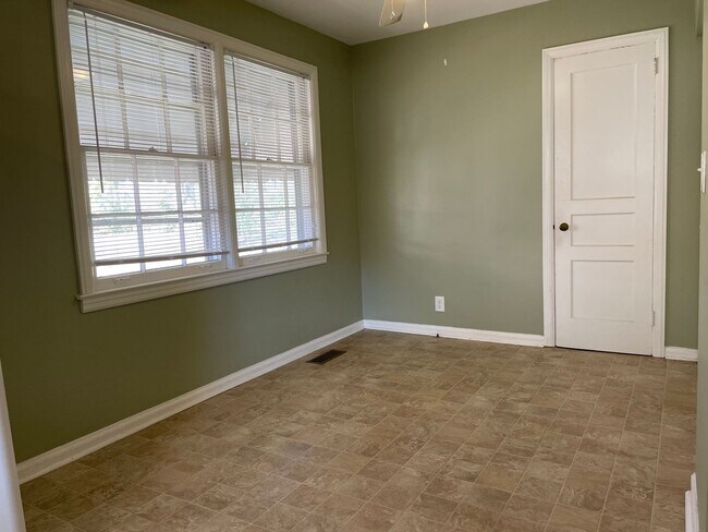 Building Photo - Adorable Donelson Home!